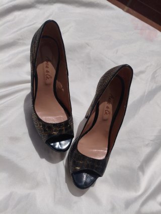 Tacones Anna & Co. Negro y Dorado