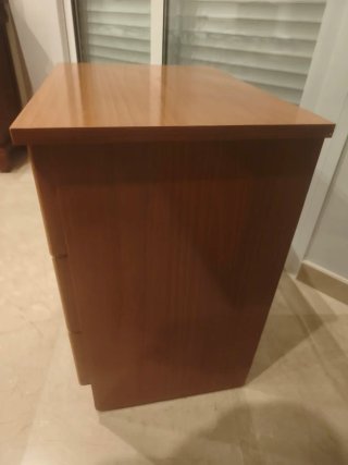 Mesita de noche de madera.