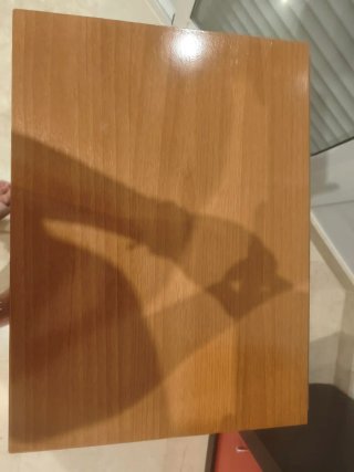 Mesita de noche de madera.