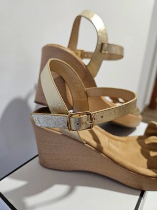 Sandalias cuña doradas con eslabones