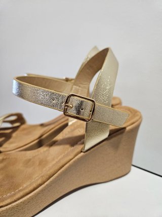 Sandalias cuña doradas con eslabones