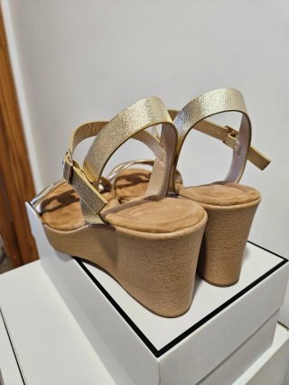 Sandalias cuña doradas con eslabones
