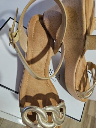 Sandalias cuña doradas con eslabones