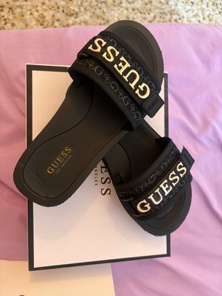Sandalias Guess Negras y Doradas
