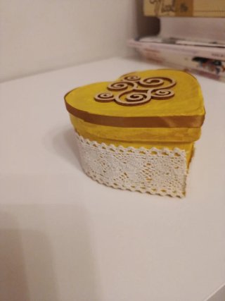 Caja Corazón Decorada Hecha a Mano