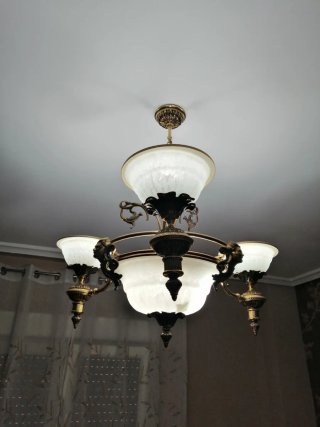 Lámpara de salón dorada y verde