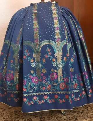 muy favorecedor. Se vende sin manteletas traje