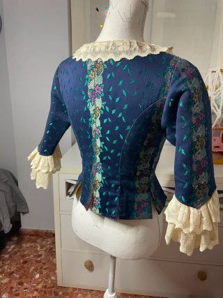 muy favorecedor. Se vende sin manteletas traje
