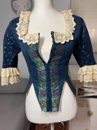 muy favorecedor. Se vende sin manteletas traje