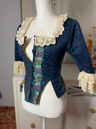 muy favorecedor. Se vende sin manteletas traje