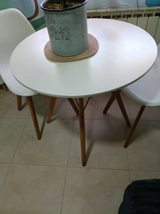 Mesa redonda y 2 sillas comedor