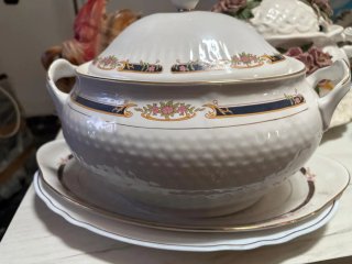 Sopera antigua de porcelana con detalles dorados