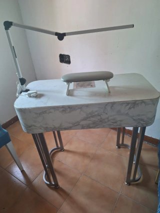 3 Silla oficina ergonómica  1 mesa de manicuras