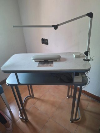 3 Silla oficina ergonómica  1 mesa de manicuras
