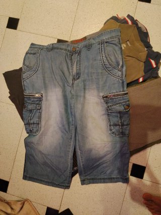Ropa de hombre: Polo marrón y vaqueros