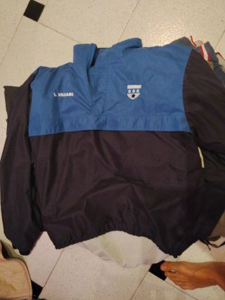 Ropa de hombre: Polo marrón y vaqueros