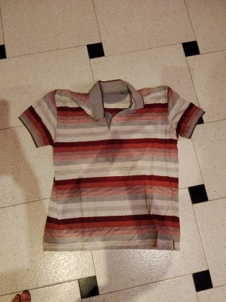 Ropa de hombre: Polo marrón y vaqueros