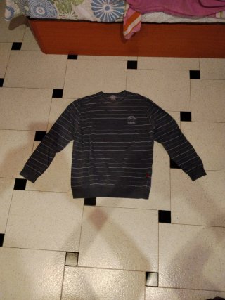 Ropa de hombre: Polo marrón y vaqueros