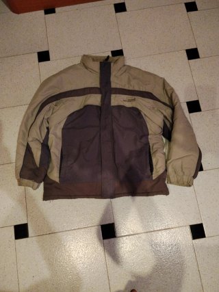 Ropa de hombre: Polo marrón y vaqueros