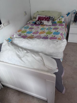 Estructura de cama con nido de madera