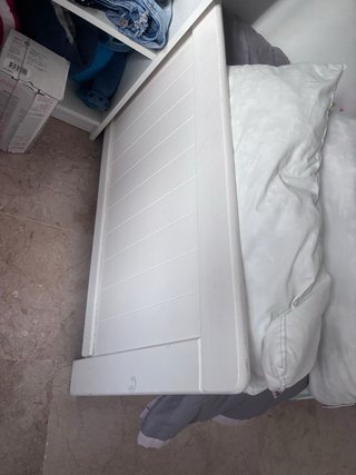 Estructura de cama con nido de madera