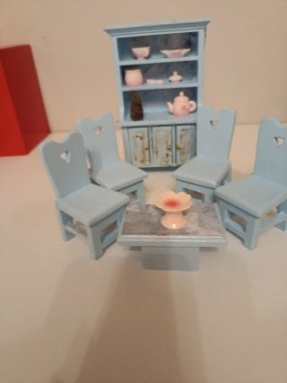 Salón de muñecas azul con vajilla