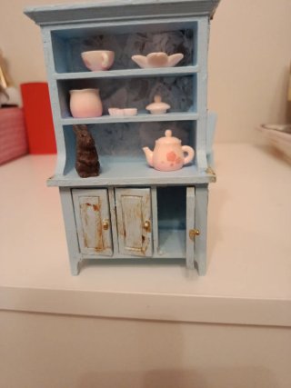 Salón de muñecas azul con vajilla