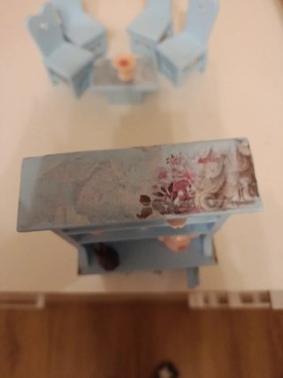Salón de muñecas azul con vajilla