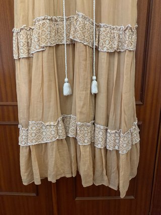 Vestido largo beige con encaje
