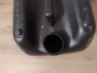 Bidón azul y negro para agua