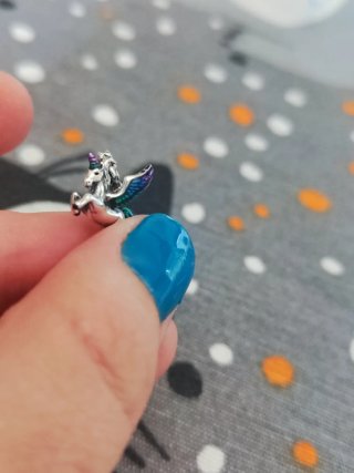 Charm unicornio con alas plata multicolor
