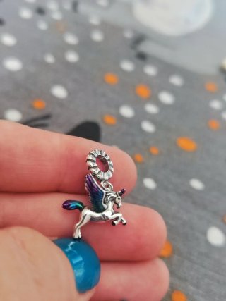 Charm unicornio con alas plata multicolor