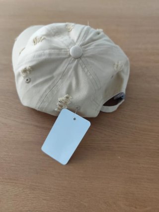 Gorra beige desgastada con logo