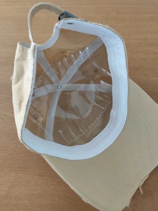 Gorra beige desgastada con logo