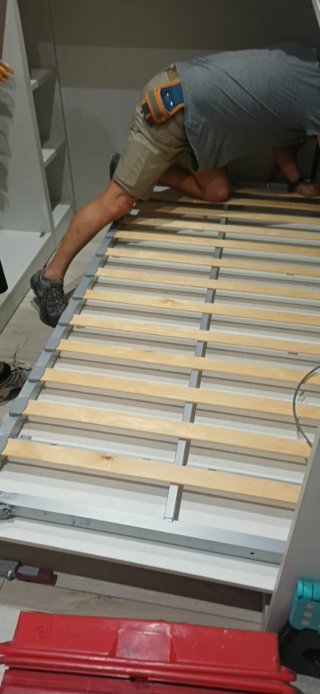 Cama abatible metálica con somier de madera