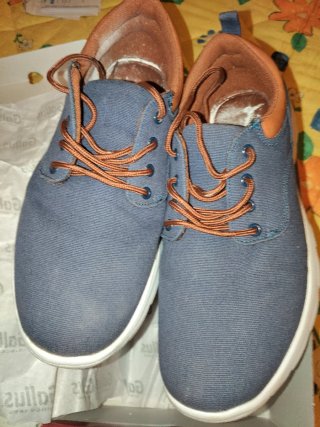 Zapatos azules y marrones