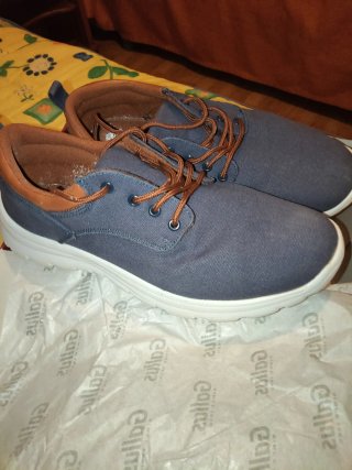 Zapatos azules y marrones