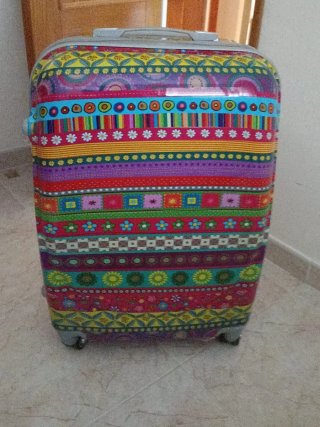 Maleta de viaje con estampado vibrante