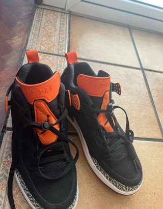 Zapatillas Jordan Negras y Naranjas