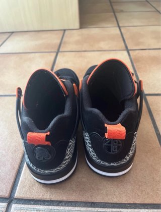 Zapatillas Jordan Negras y Naranjas