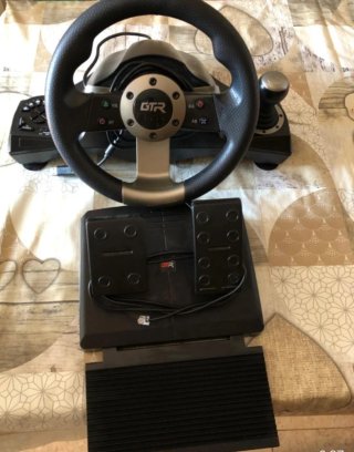 Volante Hori con Pedales lo único que no es su caj