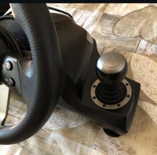Volante Hori con Pedales lo único que no es su caj