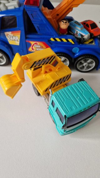 Camion gru, escavatore, 2 carrozzine e Shin Chan