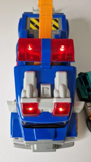 Camion gru, escavatore, 2 carrozzine e Shin Chan
