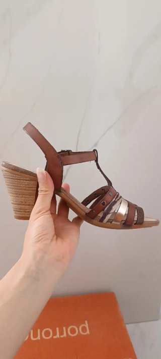 Sandalias de tacón marrón y dorado