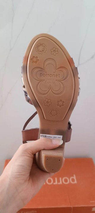 Sandalias de tacón marrón y dorado
