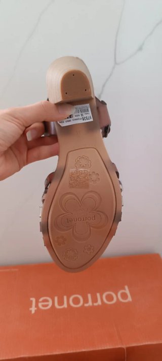 Sandalias de tacón marrón y dorado