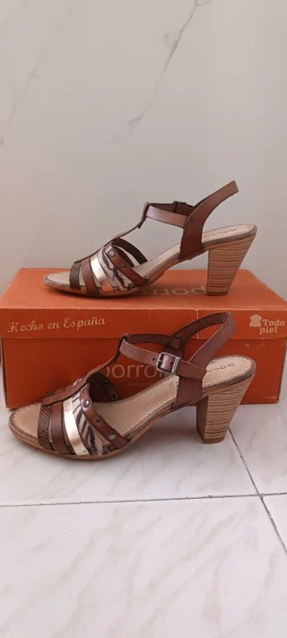 Sandalias de tacón marrón y dorado