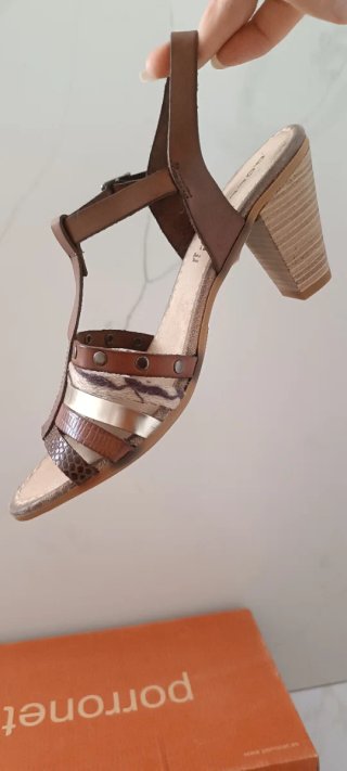 Sandalias de tacón marrón y dorado