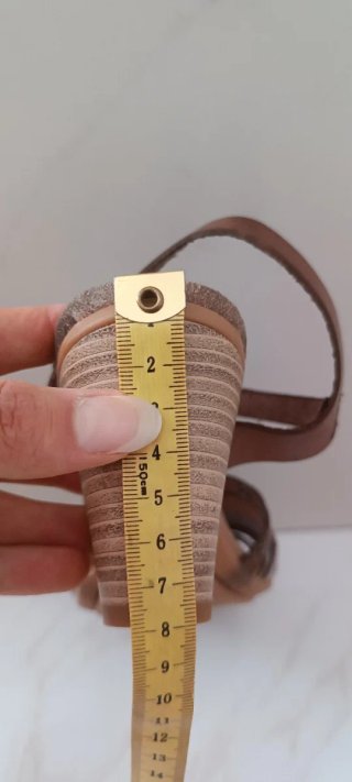 Sandalias de tacón marrón y dorado